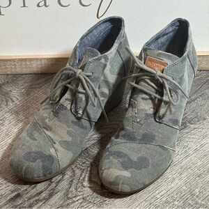 TOM’S Desert Washed Camo Canvas Wedge Lace Up Booties 8.5